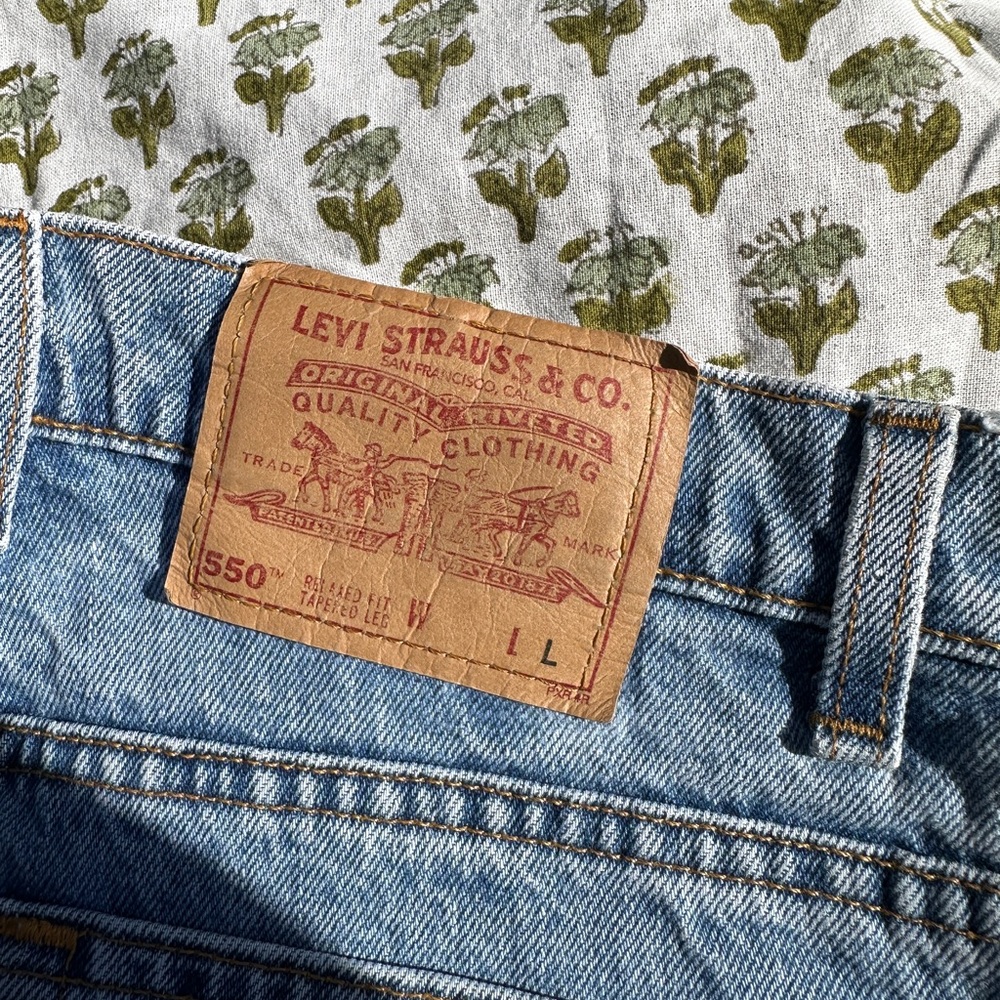 Levi’s Bundle - Includes Levi’s Plain White Tee A… - image 4